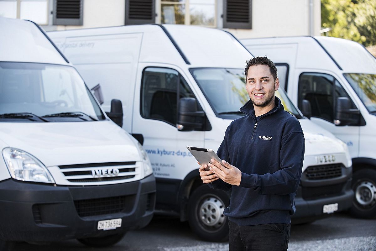 Fahrerverwaltung mit iPad vor Fahrzeugen