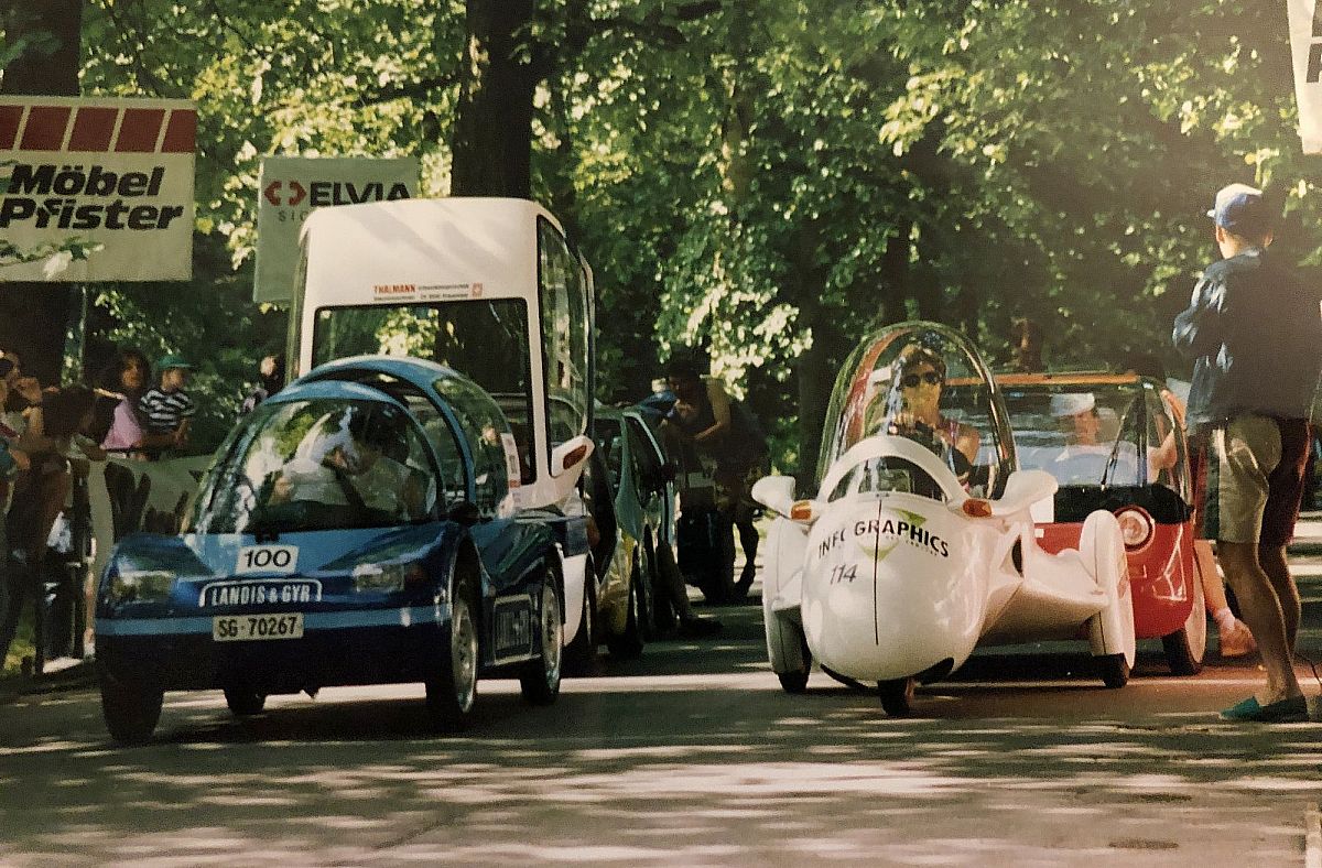 Plusieurs véhicules solaires derrière la ligne de départ