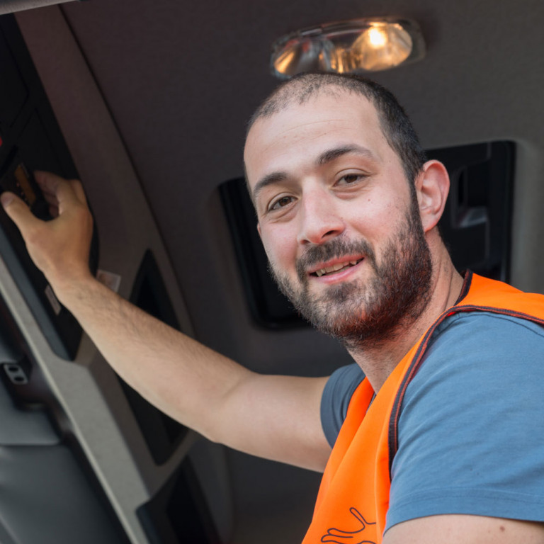 Mümin Sert von Debrunner Acifer in seinem LKW