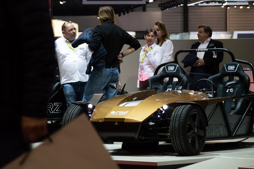 Discussions sur le stand KYBURZ 