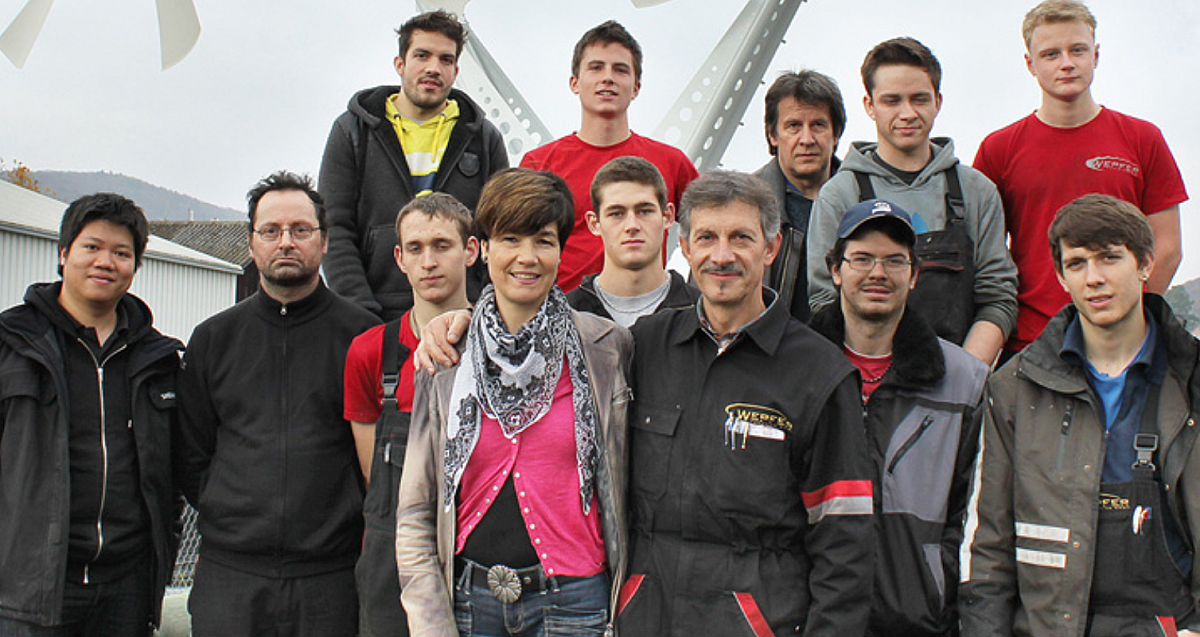 Ein Gruppenfoto vom Team der Familie Wepfer. Anne und Hans Wepfer in der Mitte