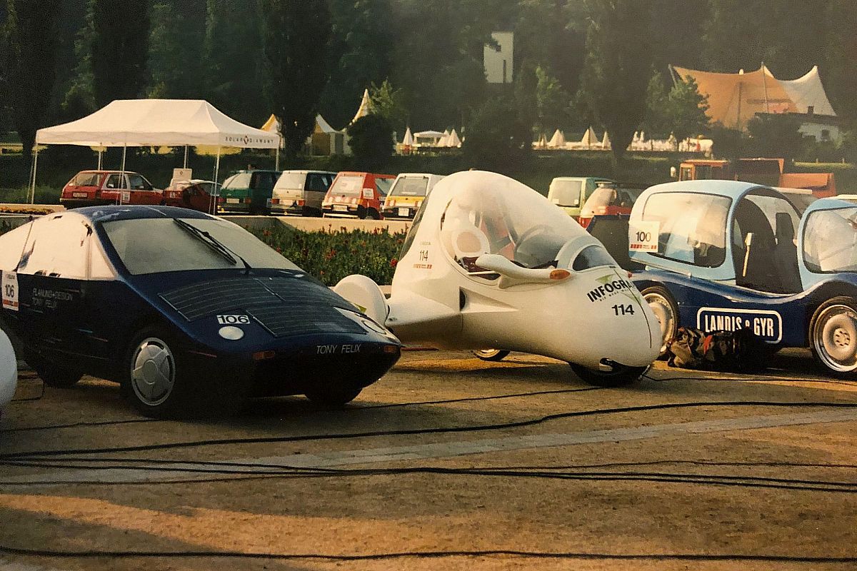 Le Cheetah et d'autres véhicules solaires sur la ligne de départ du Tour de Sol 92