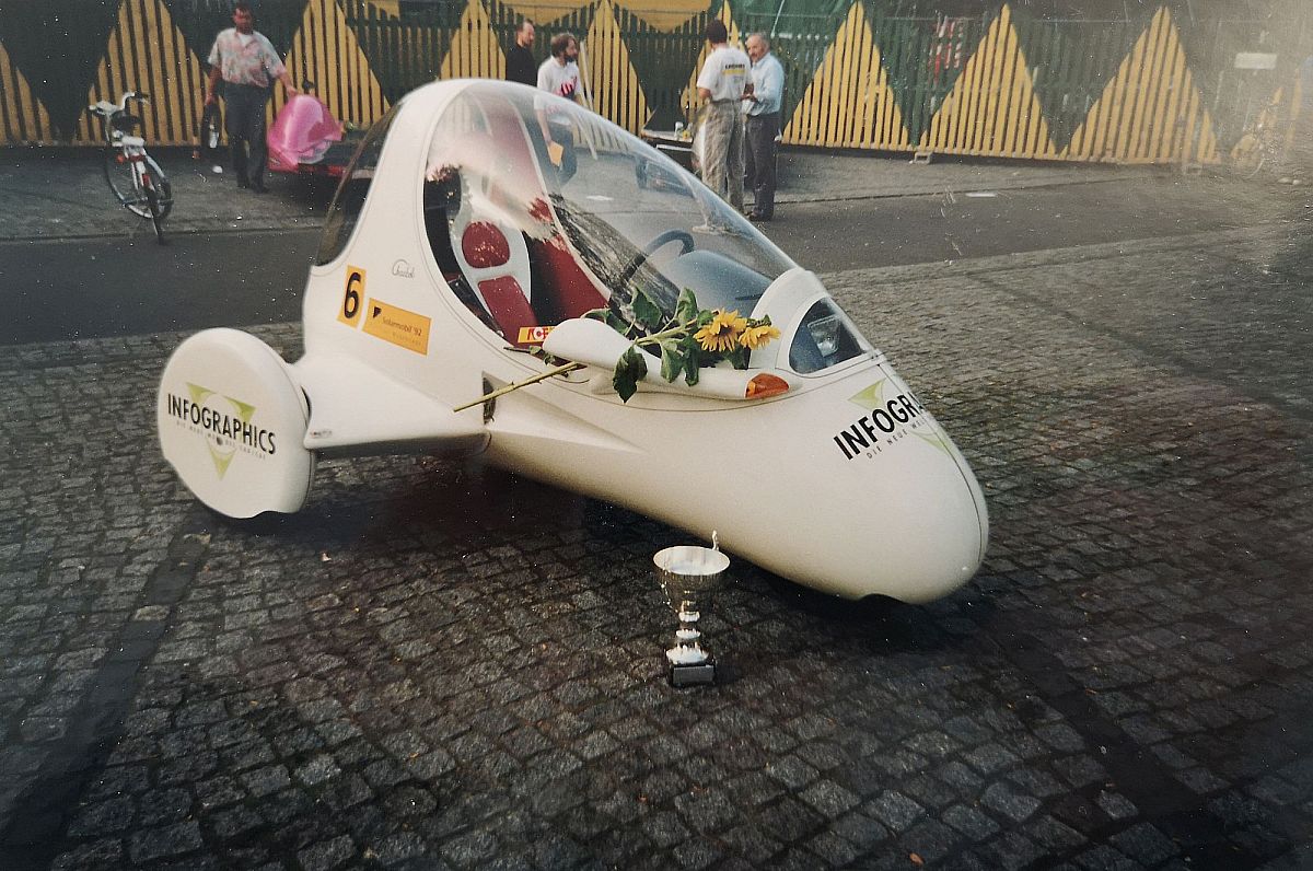 Der Cheetah aufgestellt auf einem Platz