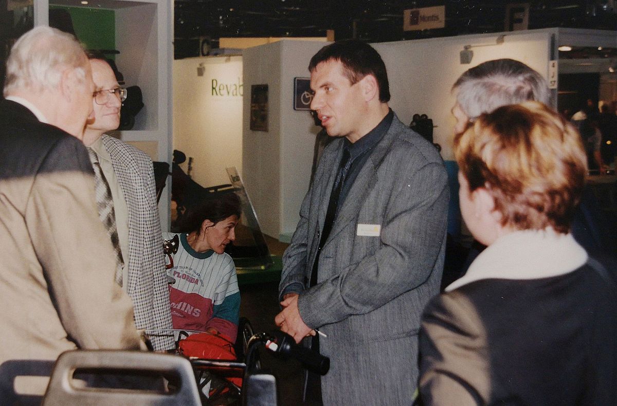 Martin Kyburz talks to a crowd. he makes a sales pitch