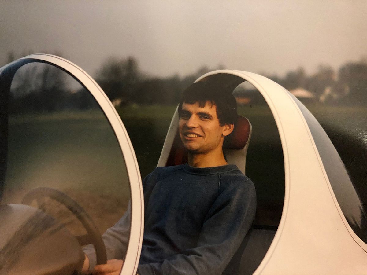 Martin Kyburz est assis, soulagé, dans le Cheetah après le test d'acceptation à Winterthur.