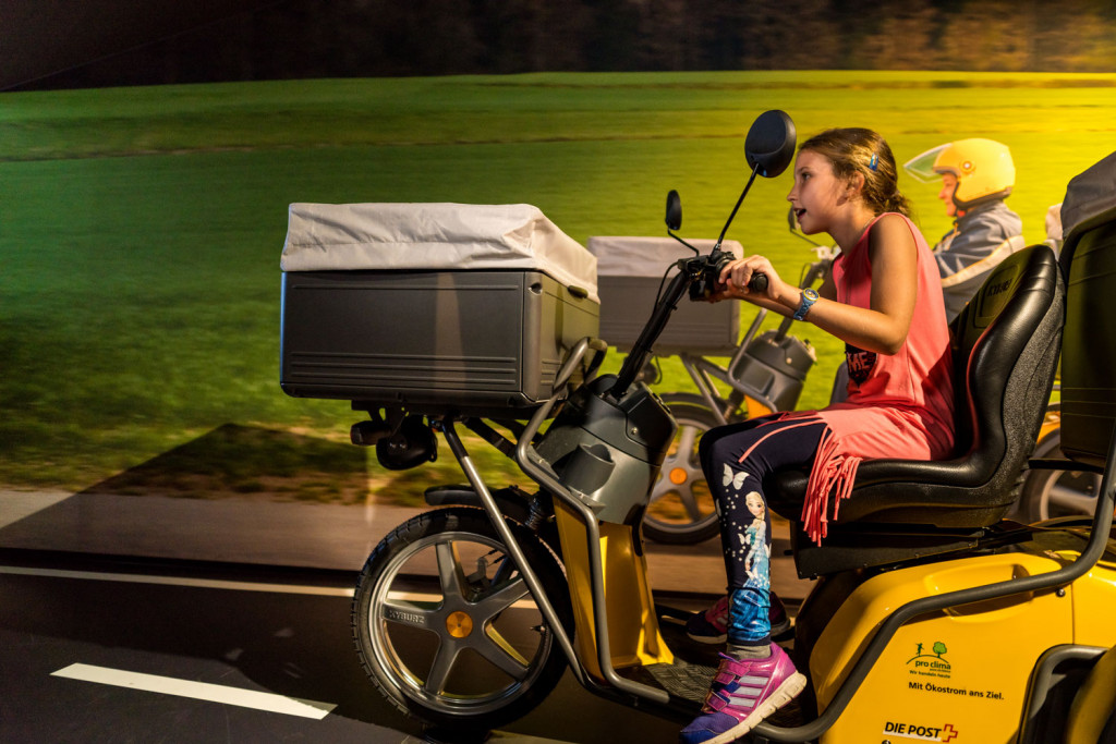 Kind auf dem DXP Fahrsimulator in Verkehrshaus Luzern