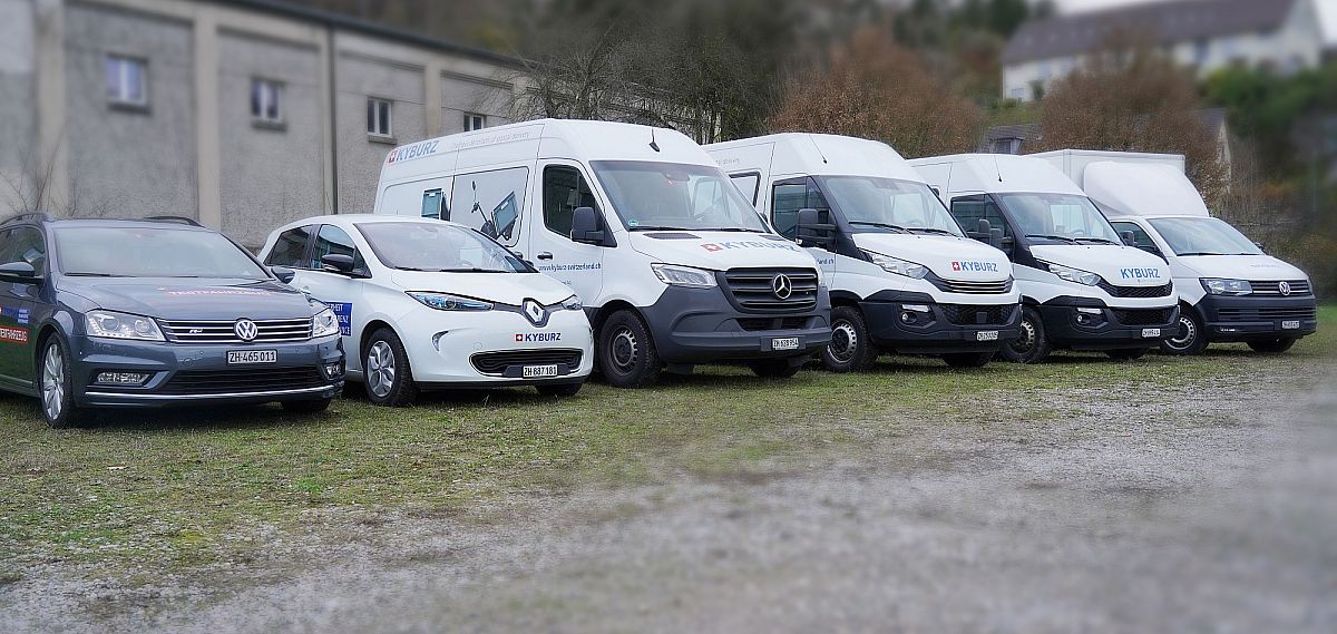 Flotte mit Fahrzeugen geparkt